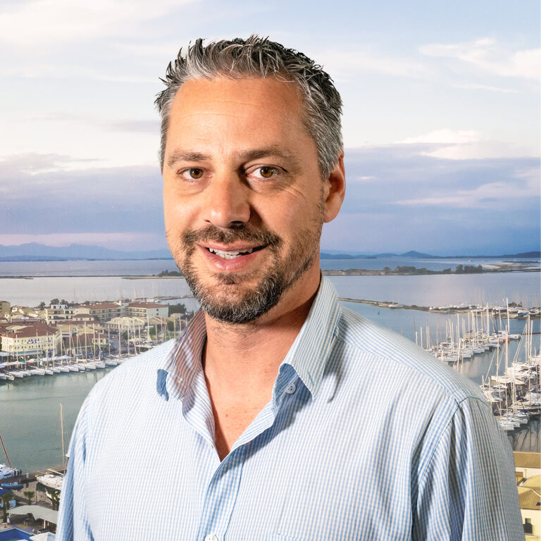 O αντιδήμαρχος Σπύρος Λύγδας μοίρασε κόκκινα τριαντάφυλλα σε όλες τις γυναίκες στο Δημαρχείο Λευκάδας