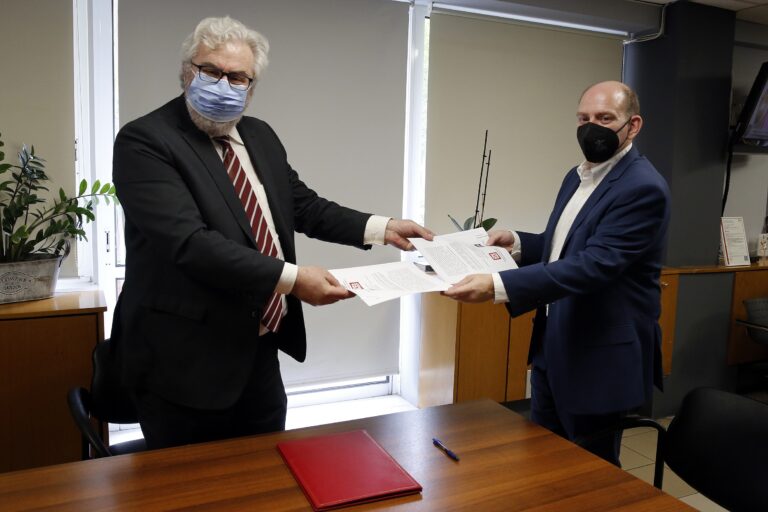  Μνημόνιο Συνεργασίας υπέγραψαν το Πανεπιστήμιο Πειραιώς και το ΑΠΕ-ΜΠΕ