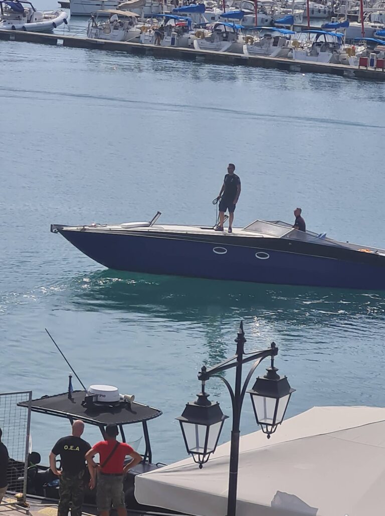 Λευκάδα: Βίντεο – ντοκουμέντο από την καταδίωξη της σπείρας διακινητών Οι άνδρες του Λιμενικού πυροβόλησαν στις μηχανές του σκάφους για να τις θέσουν εκτός λειτουργίας – Καρέ καρέ η επιχείρηση σύλληψης.