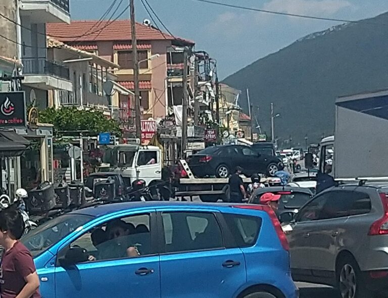 Παράνομο παρκάρισμα ΙΧΕ παρεμπόδιζε τη κυκλοφορία στη οδό Γολέμη