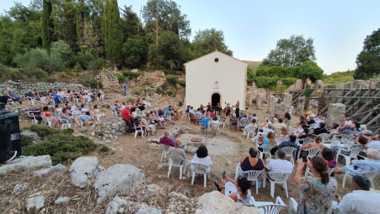 Στην Κόκκινη Εκκλησιά, στις 3 Αυγούστου, μουσική και άνθρωποι άγγιξαν τον ουρανό