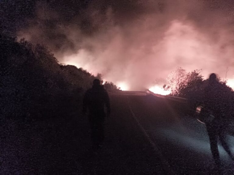 Ανεξέλεγκτη η φωτιά  στη διαστάυρωση   Καλαμίτσι – Χορτάτων