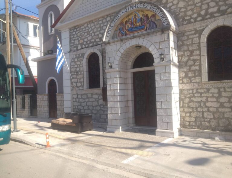 Εικόνες ντροπής στην εκκλησία της Παναγίας  Νυδριού