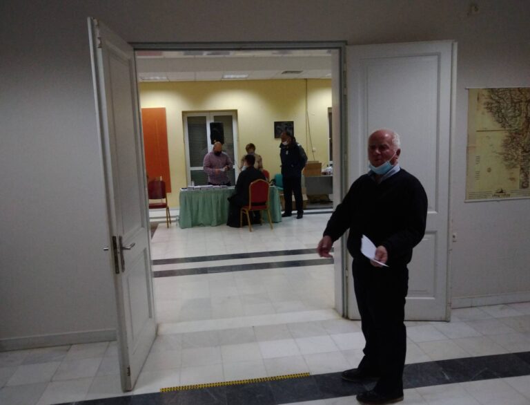 Λευκάδα: Έκλεισαν οι κάλπες, προηγείται ο Ανδρουλάκης