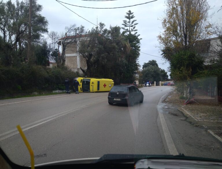 Ασθενοφόρο του ΕΚΑΒ τούμπαρε στη Νικιάνα πηγαίνοντας να παραλάβει ασθενή