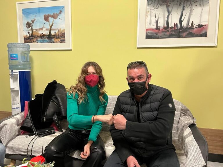 ΕΠΙΣΤΡΟΦΗ ΣΤΟ ΣΠΙΤΙ ΓΙΑ ΤΗΝ ΚΟΡΙΝΑ ΠΟΛΙΤΗ