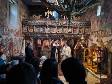 Μουσικό Σχολείο Λευκάδας: Εκκλησιασμός στο  μοναστήρι του Αγίου Ιωάννου του Προδρόμου για τον εορτασμό των τριών Ιεραρχών – κοπή βασιλόπιτας