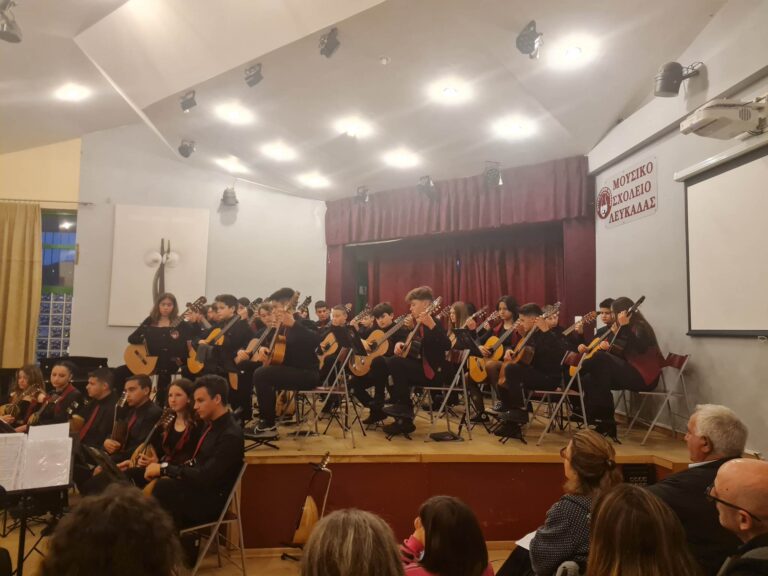 Μια υπέροχη συναυλία με το Σύνολο Νυκτών Εγχόρδων του Μουσικού Σχολείου Λευκάδας και με καλεσμένους τους μαθητές του Συνόλου Ευρωπαϊκής Μουσικής του Μουσικού Σχολείου Πρέβεζας, πραγματοποιήθηκε χθες το απόγευμα στο στην αίθουσα εκδηλώσεων του σχολείου