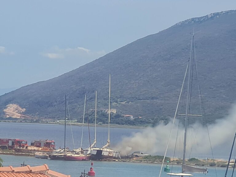 Συμβαίνει τώρα: Φωτιά σε σκάφος στο καρνάγιο της Λευκάδας
