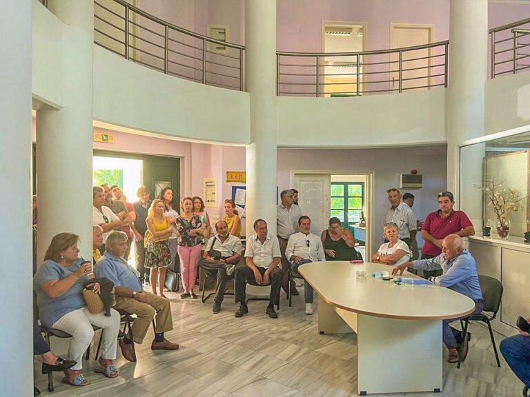 Συνάντηση Ξενοφώντα Βεργίνη με την ενότητα Απολλωνίων στο Δημαρχείο Βασιλικής στη Νότια Λευκάδα.