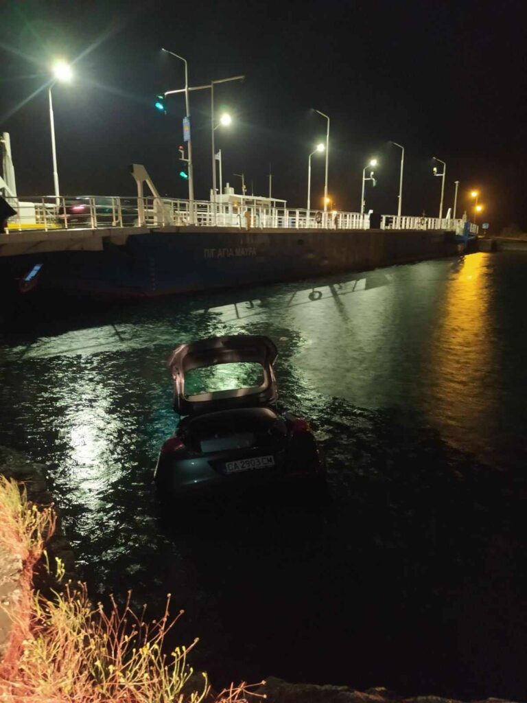 ΛΕΥΚΑΔΑ :ΑΥΤΟΚΙΝΗΤΟ ΣΤΗ ΘΑΛΑΣΣΑ