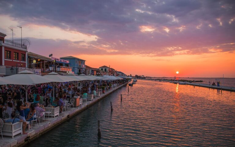 Λευκάδα – καταγγελία: Νεαροί βίασαν ανήλικη αφού την απομόνωσαν σε παραλία