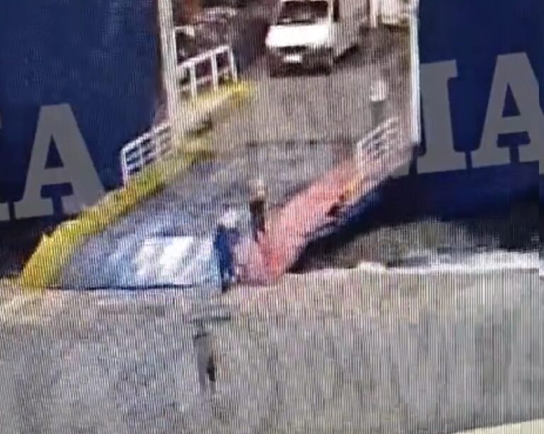Βίντεο σοκ: Εσπρωξαν ανδρα από πλοίο και πνίγηκε στον Πειραιά