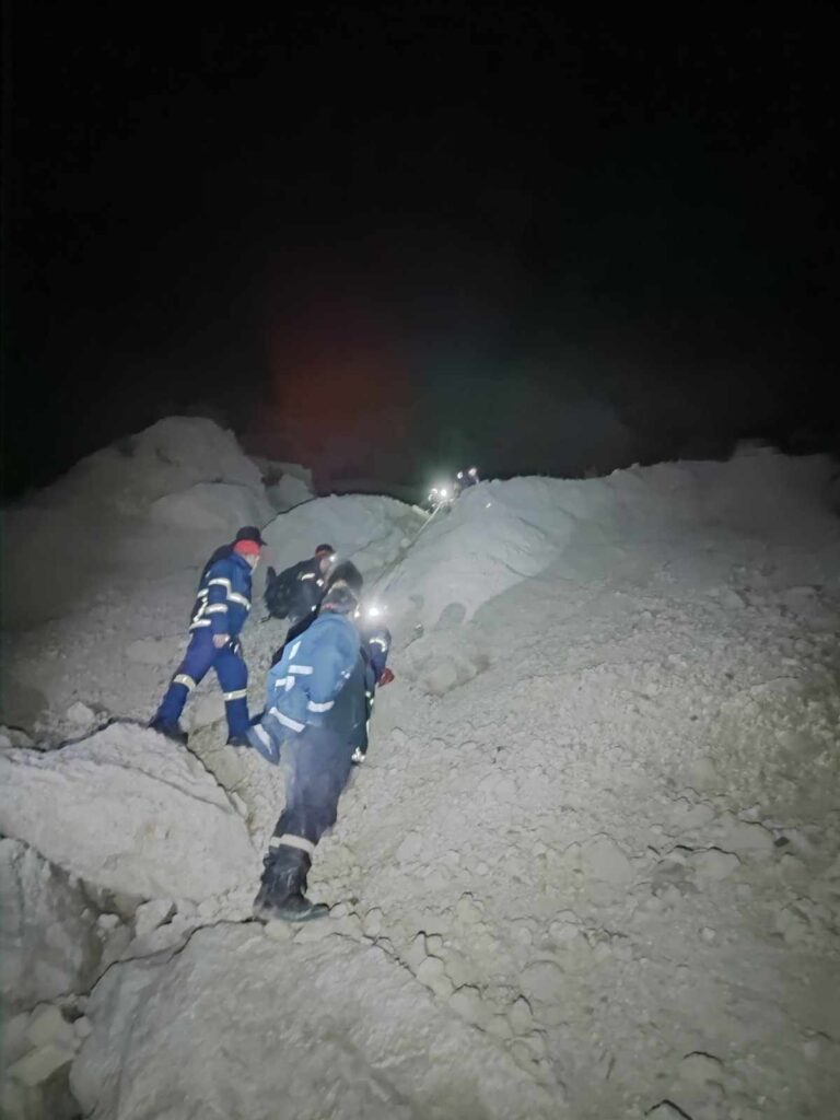 Επιχείρηση της Πυροσβεστικής για τη μεταφορά τραυματία απο την παραλία Εγκρεμνοί