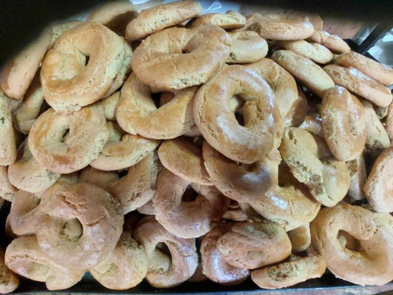 “Ζεστά Ξεφουρνίσματα”: Εδώ θα βρεις τα καλύτερα τσουρέκια και αυγοκούλουρα της Λευκαδας