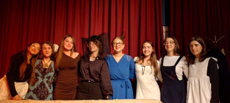 Η θεατρική παράσταση “8 γυναίκες κατηγορούνται” από τον όμιλο θεάτρου του 2ου Πειραματικού Λυκείου Λευκάδας