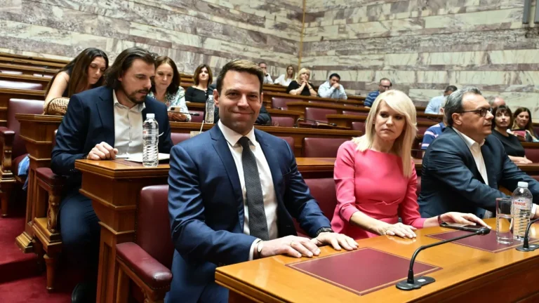 Ανεξαρτητοποιήθηκαν Τζάκρη και Πούλου – Αξιωματική αντιπολίτευση πλέον το ΠΑΣΟΚ