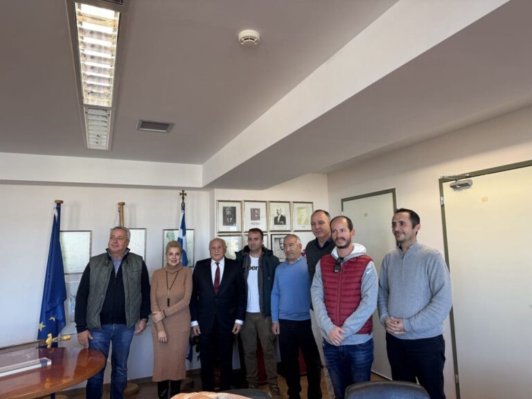 Ο Δήμαρχος Λευκάδας, Ξενοφών Βεργίνης, υποδέχθηκε εθιμοτυπικά τον Πολιτιστικό Σύλλογο Νέα Χορωδία Λευκάδας