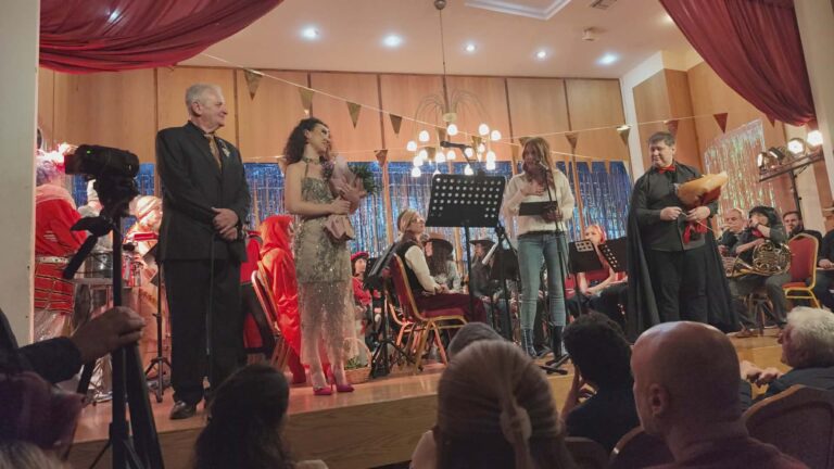 Μια γνήσια Λευκαδίτικη, αποκριάτικη βραδιά, χάρισε η Φιλαρμονική Εταιρία Λευκάδος στους φίλουςτης που γέμισαν, από νωρίς, ασφυκτικά την αίθουσα του κτιρίου της.